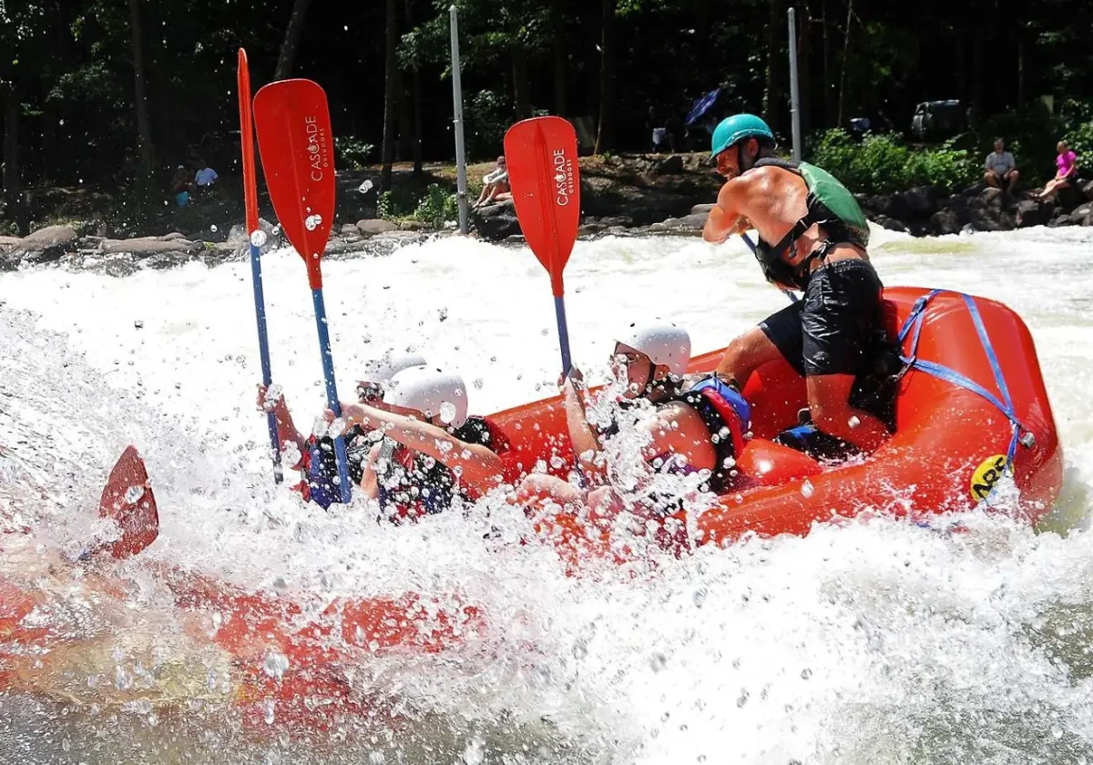 ocoee full river olympic section full day tour with river guide and guests in red raft